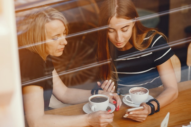 Madre con figlia in un caffè