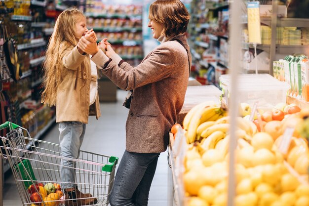 Madre con figlia in un negozio di alimentari