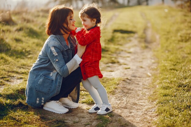 madre con figlia in una foresta