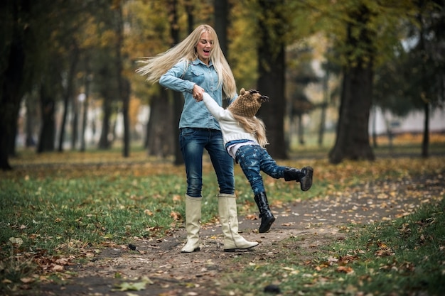 Madre con figlia nel parco d'autunno