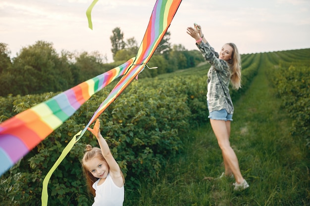 Madre con figlia piccola carina in un campo estivo