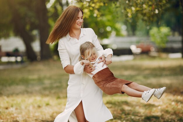 Madre con figlia piccola, giocando in un parco estivo