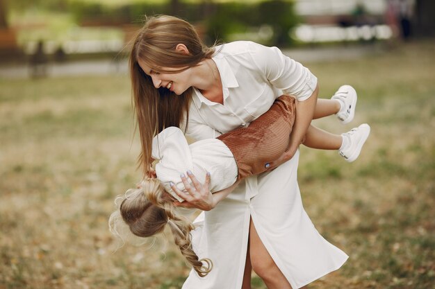 Madre con figlia piccola, giocando in un parco estivo