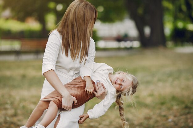 Madre con figlia piccola, giocando in un parco estivo