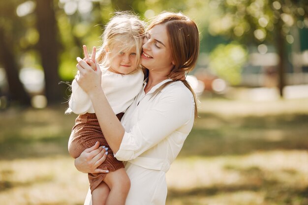 Madre con figlia piccola, giocando in un parco estivo