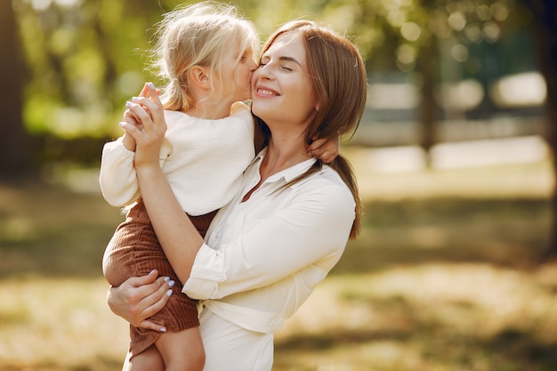 Madre con figlia piccola, giocando in un parco estivo