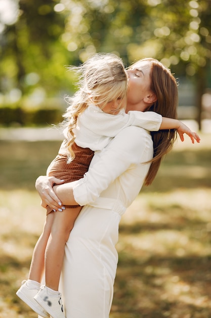 Madre con figlia piccola, giocando in un parco estivo