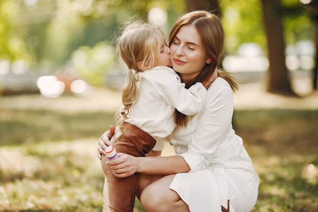 Madre con figlia piccola, giocando in un parco estivo