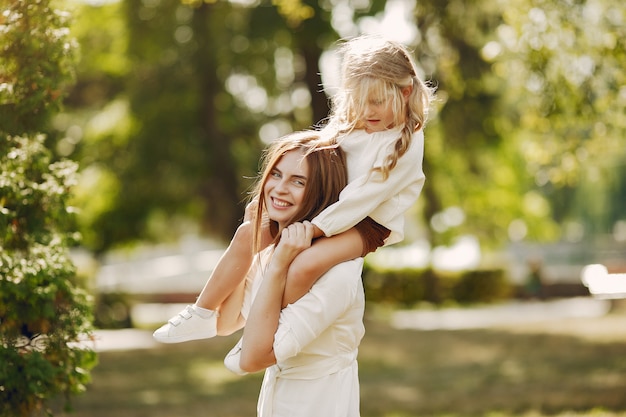 Madre con figlia piccola, giocando in un parco estivo