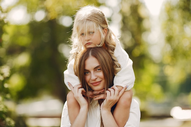 Madre con figlia piccola, giocando in un parco estivo