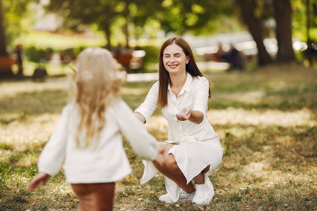 Madre con figlia piccola, giocando in un parco estivo