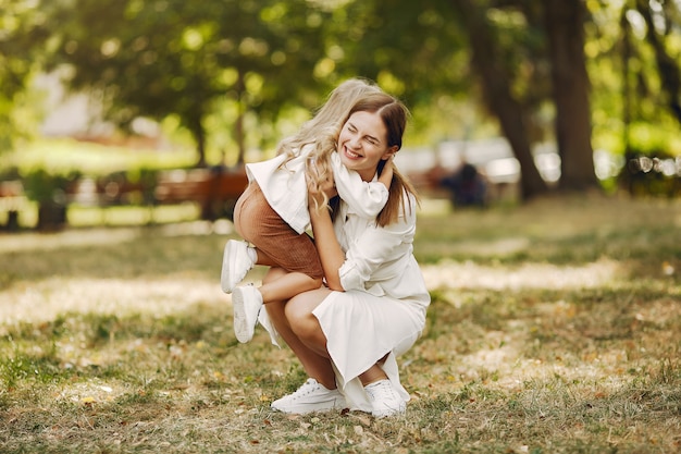 Madre con figlia piccola, giocando in un parco estivo