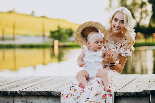 Madre con figlia piccola in riva al lago