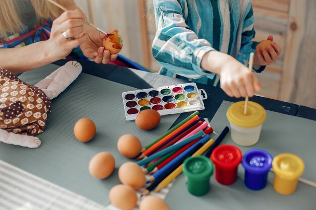 Madre con figlia piccola in una cucina