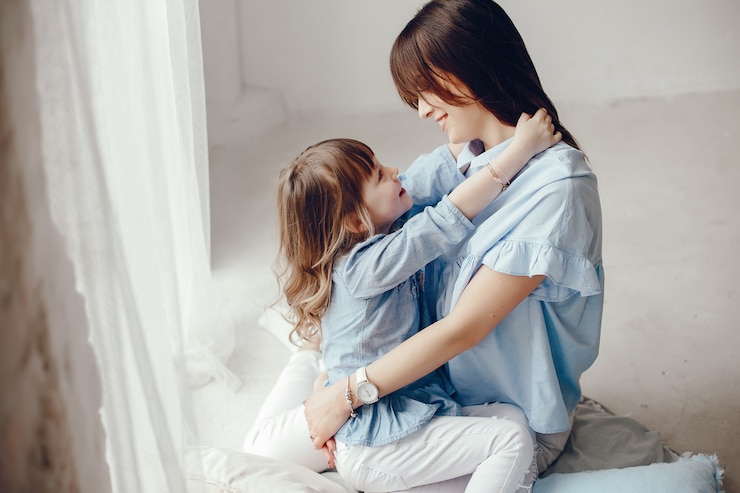Foto gratuito madre con figlia piccola in una stanza