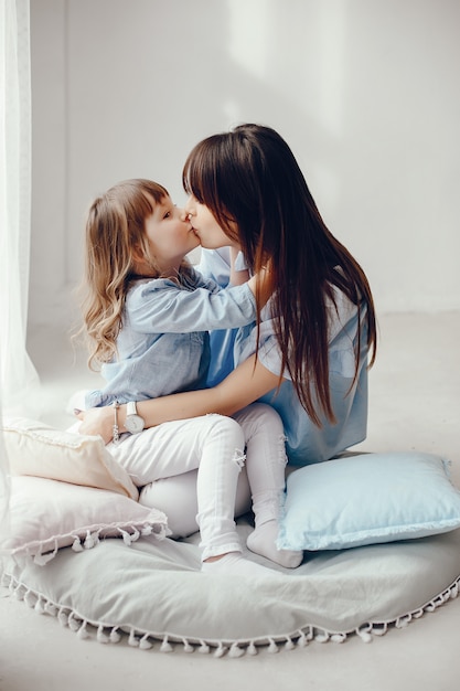 Madre con figlia piccola in una stanza