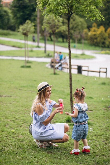 Madre con figlia piccola nel parco