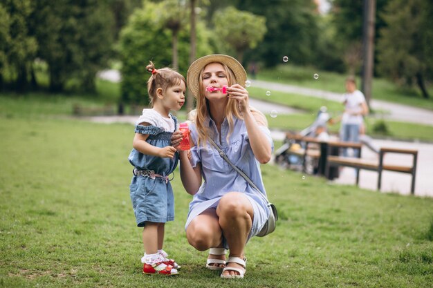 Madre con figlia piccola nel parco