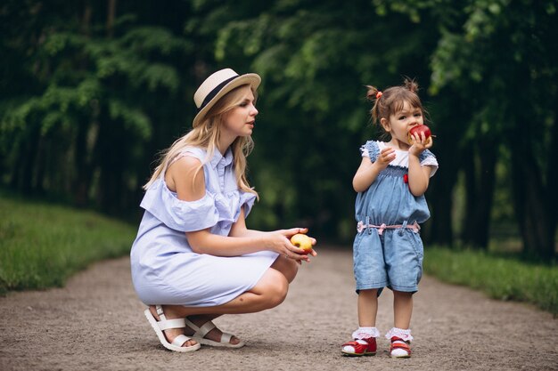 Madre con figlia piccola nel parco