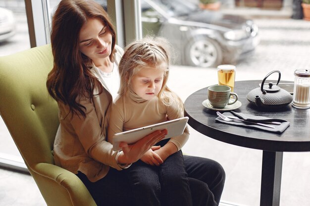 Madre con figlia seduta in un caffè