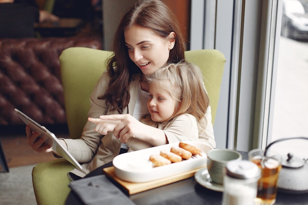 Madre con figlia seduta in un caffè