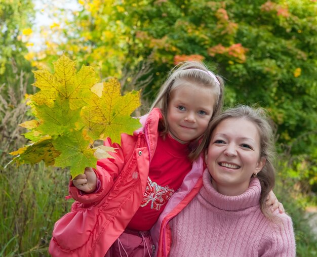 Madre con figlia sul prato