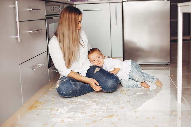 Madre con figlio a casa