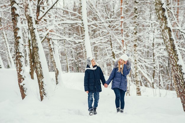 Madre con figlio carino in un inverno oark