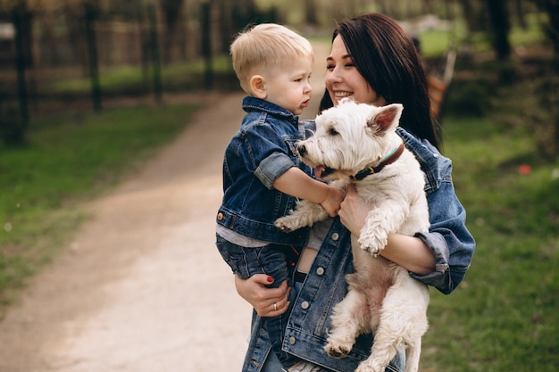 Madre con figlio e cane