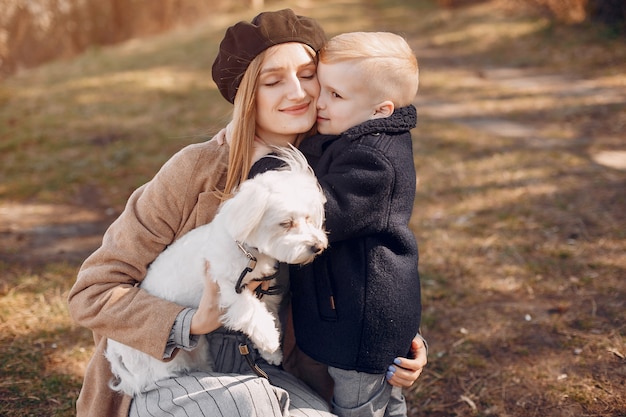 Madre con figlio giocando in un parco