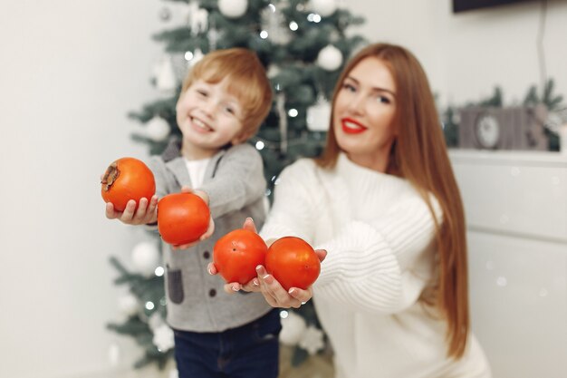 Madre con figlio in decorazioni natalizie