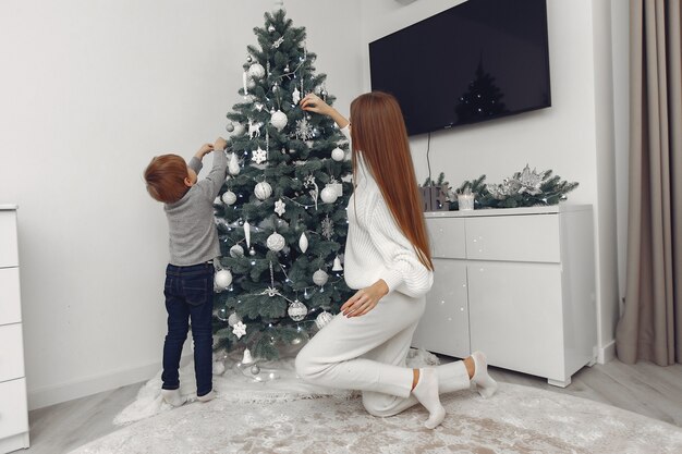 Madre con figlio in decorazioni natalizie