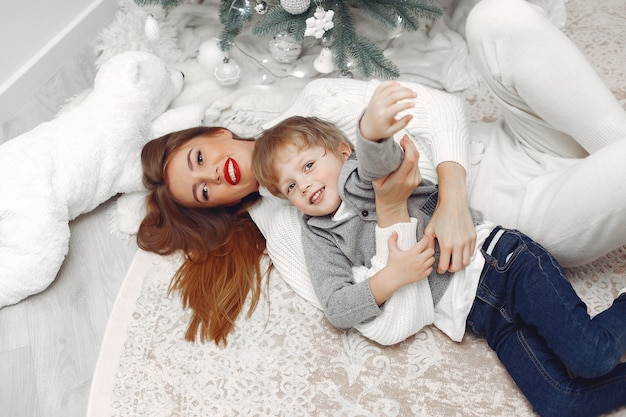 Madre con figlio in decorazioni natalizie
