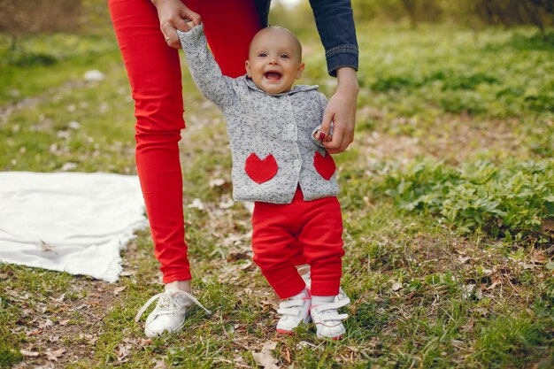 Madre con figlio in un parco di primavera