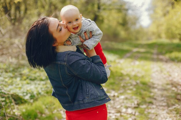 Madre con figlio in un parco di primavera