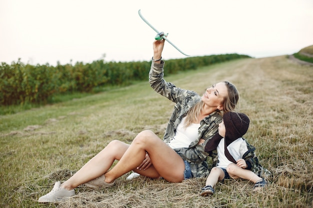 Madre con figlio piccolo carino in un campo estivo