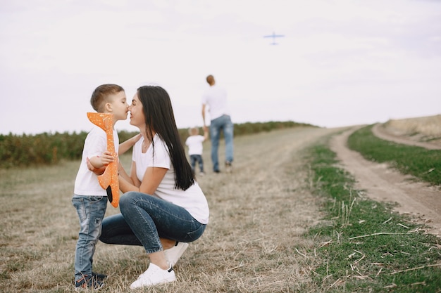 Madre con figlio piccolo che gioca con l'aereo giocattolo