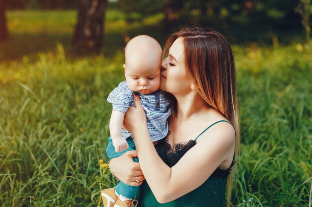 Madre con figlio piccolo che gioca in un parco estivo