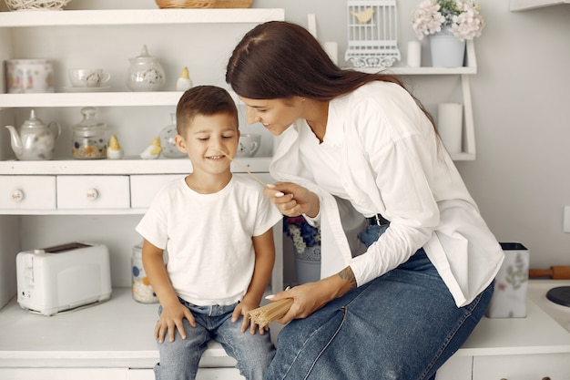 Madre con figlio piccolo divertirsi a casa