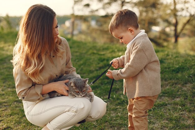 Madre con figlio piccolo, giocando in un campo estivo