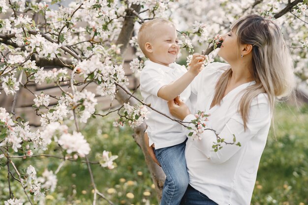 Madre con figlio piccolo, giocando in un cortile estivo