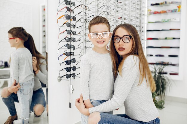 Madre con figlio piccolo nel negozio di occhiali
