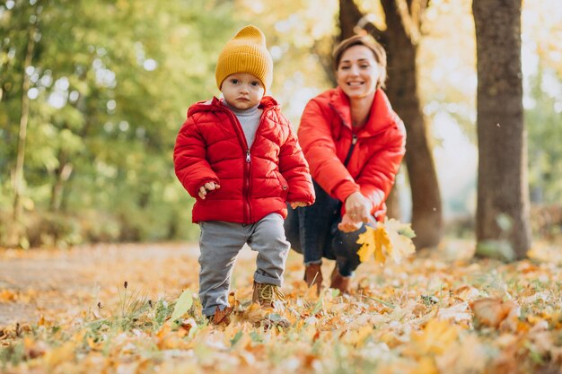 Madre con figlio piccolo nel parco autunnale