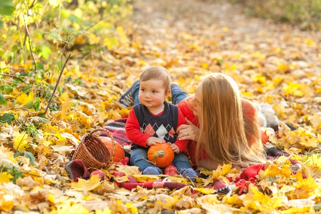 Madre con figlio posa su una coperta