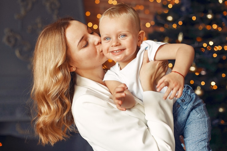 Foto gratuito madre con il figlio carino a casa vicino all'albero di natale