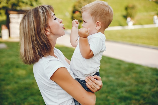 Madre con il figlio che gioca in un parco estivo