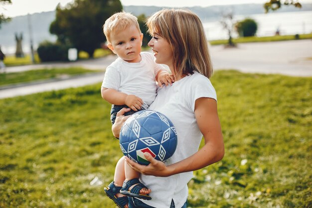 Madre con il figlio che gioca in un parco estivo