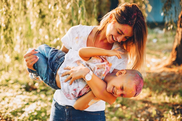 Madre con il figlio che gioca in un parco estivo