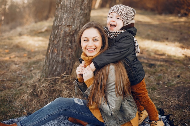 Madre con il figlio che gioca in un parco estivo