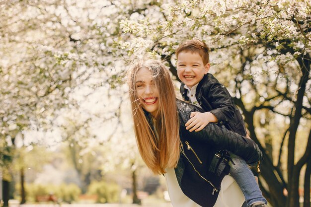 Madre con il figlio che gioca in un parco estivo